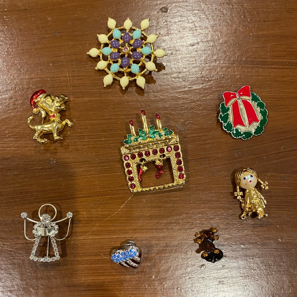 Set of 9 brooches